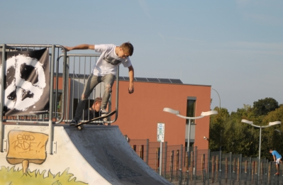 407x267 Skater